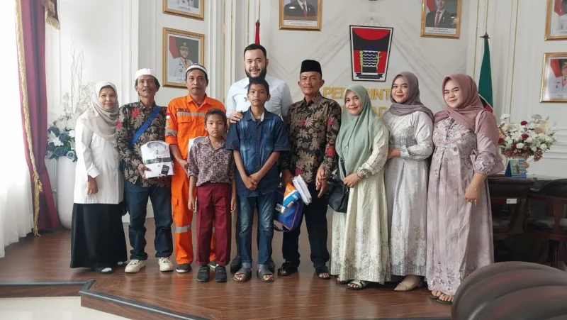 Wali Kota Padang, Fadly Amran melepas tiga petugas penerima paket umrah gratis di Ruang Kerja Wali Kota, Balai Kota Padang, Rabu (3/9/2025). (Foto: Diskominfo Padang)