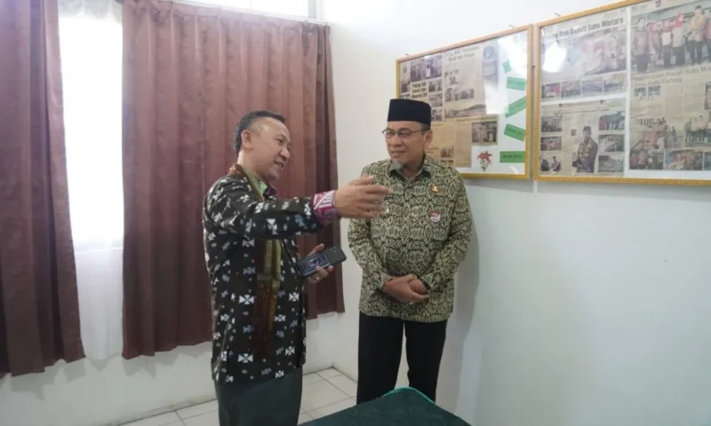 Wakil Wali Kota Padang Maigus Nasir mendampingi Tim Penilai KKS Pusat melakukan verifikasi lapangan. (Foto: FB Diskominfo Padang)