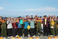 Wakil Wali Kota Padang Maigus Nasir membuka kegiatan gotong royong massal dalam rangka peringatan WCD 2025 di kawasan belakang Hotel Pangeran, Sabtu (20/9/2025). (Foto: FB Diskominfo Padang)