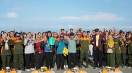 Wakil Wali Kota Padang Maigus Nasir membuka kegiatan gotong royong massal dalam rangka peringatan WCD 2025 di kawasan belakang Hotel Pangeran, Sabtu (20/9/2025). (Foto: FB Diskominfo Padang)