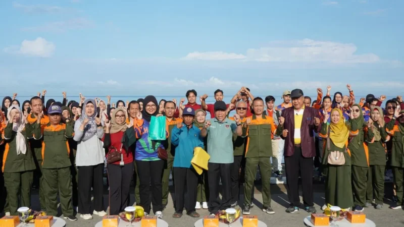 Wakil Wali Kota Padang Maigus Nasir membuka kegiatan gotong royong massal dalam rangka peringatan WCD 2025 di kawasan belakang Hotel Pangeran, Sabtu (20/9/2025). (Foto: FB Diskominfo Padang)
