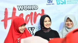 Ketua TP-PKK Padang, Ny. Dian Puspita Fadly Amran Sp.JP, menghadiri acara Puncak Peringatan WHD Tingkat Sumbar 2025 di halaman Kantor Gubernur Sumbar, Minggu (28/9/2025). (Foto: Prokopim Padang)