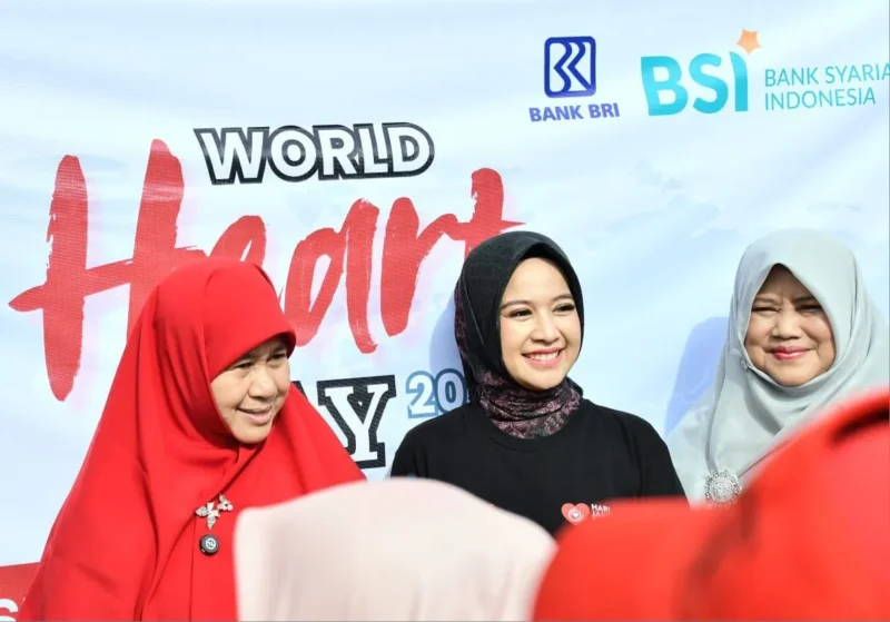 Ketua TP-PKK Padang, Ny. Dian Puspita Fadly Amran Sp.JP, menghadiri acara Puncak Peringatan WHD Tingkat Sumbar 2025 di halaman Kantor Gubernur Sumbar, Minggu (28/9/2025). (Foto: Prokopim Padang)
