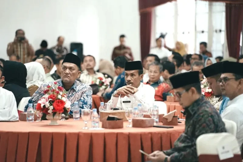 Wabup Solsel Yulian Efi menghadiri rapat evaluasi Program 3 Juta Rumah untuk Rakyatdi Auditorium Gubernuran Sumbar, Jumat (26/9/2025). (Foto: Humas Pemkab Solsel)