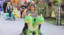 Wali Kota Pariaman, Yota Balad meresmikan pembukaan Wahana Dino Planet di Hall GOR Rajo Bujang, Minggu (28/9/2025). (Foto: Kominfo Pariaman)