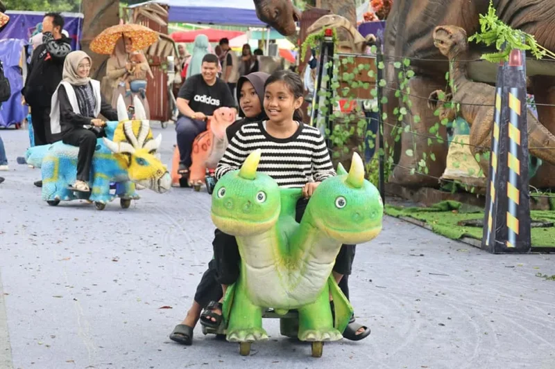Wali Kota Pariaman, Yota Balad meresmikan pembukaan Wahana Dino Planet di Hall GOR Rajo Bujang, Minggu (28/9/2025). (Foto: Kominfo Pariaman)