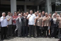 Wali Kota Padang Fadly Amran menjamu rombongan organisasi kepemudaan asal Malaysia, MBFRA di Rumah Makan Sederhana, Rabu (24/9/2025). (Foto: Prokopim Padang)