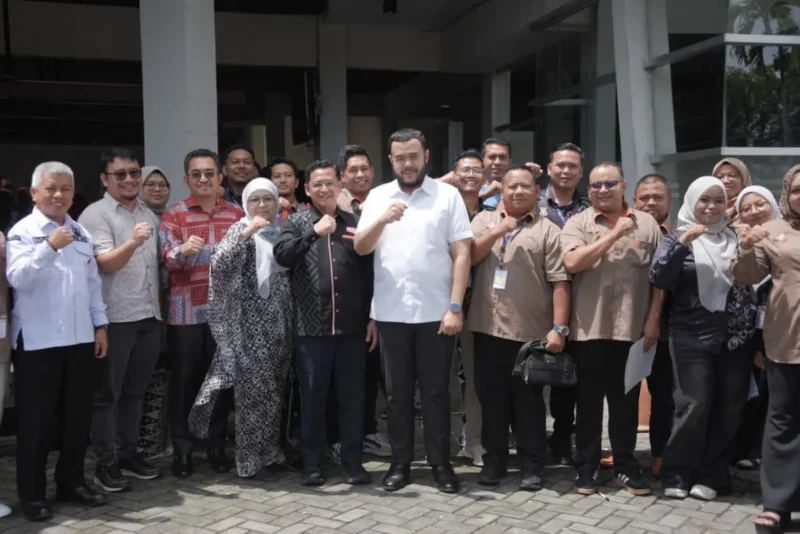 Wali Kota Padang Fadly Amran menjamu rombongan organisasi kepemudaan asal Malaysia, MBFRA di Rumah Makan Sederhana, Rabu (24/9/2025). (Foto: Prokopim Padang)