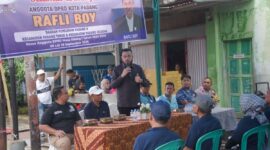 Wali Kota Padang Fadly Amran menghadiri reses anggota DPRD Padang Rafly Boy di depan Hall Badminton Titian, Kelurahan Kubu Dalam Parak Karakah, Kecamatan Padang Timur, Minggu (7/9/2025). (Foto: Prokopim Padang)