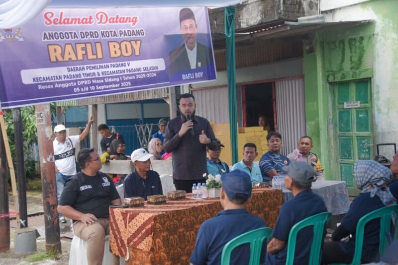 Wali Kota Padang Fadly Amran menghadiri reses anggota DPRD Padang Rafly Boy di depan Hall Badminton Titian, Kelurahan Kubu Dalam Parak Karakah, Kecamatan Padang Timur, Minggu (7/9/2025). (Foto: Prokopim Padang)