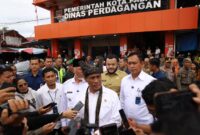 Wali Kota Padang Fadly Amran dampingi Mentan Amran Sulaiman menjawab pertanyaan awak media.