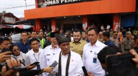 Wali Kota Padang Fadly Amran dampingi Mentan Amran Sulaiman menjawab pertanyaan awak media.