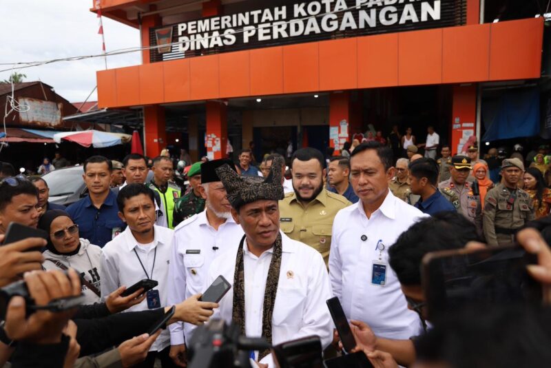 Wali Kota Padang Fadly Amran dampingi Mentan Amran Sulaiman menjawab pertanyaan awak media.