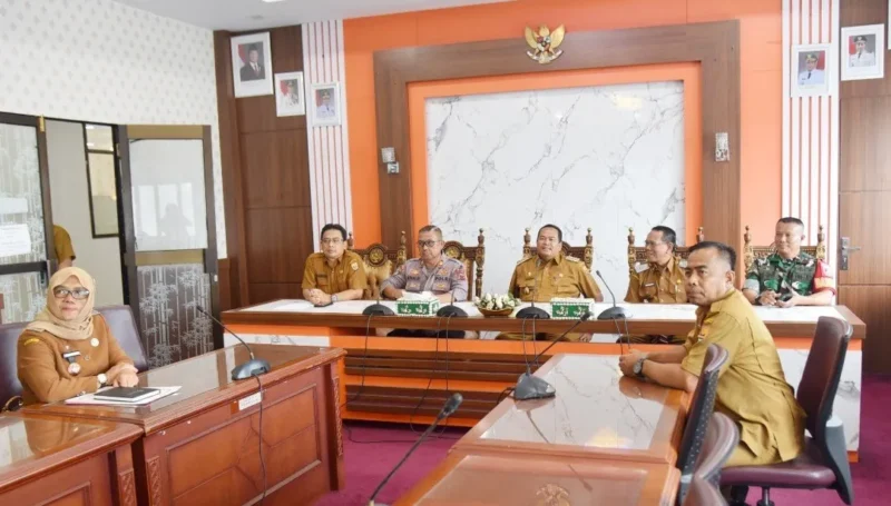 Wali Kota Pariaman, Yota Balad mengikuti Rakor Pengendalian Inflasi dan Pertumbuhan Ekonomi Daerah secara daring yang digelar Kemendagri, Selasa (2/9/2025). (Foto: Kominfo Pariaman)