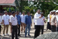 Wali Kota Padang, Fadly Amran meninjau perbaikan Jalan Palarik di Kelurahan Aia Pacah, Rabu (20/8/2025). (Foto: FB Diskominfo Padang)