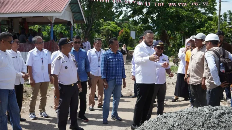 Wali Kota Padang, Fadly Amran meninjau perbaikan Jalan Palarik di Kelurahan Aia Pacah, Rabu (20/8/2025). (Foto: FB Diskominfo Padang)