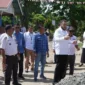 Wali Kota Padang, Fadly Amran meninjau perbaikan Jalan Palarik di Kelurahan Aia Pacah, Rabu (20/8/2025). (Foto: FB Diskominfo Padang)