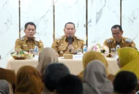 Wali Kota Pariaman Yota Balad memimpin rapat pembahasan dan penajaman program serta kegiatan perangkat daerah tahun 2026 di Pandopo Rumah Dinas Wali Kota Pariaman, Senin (16/9/2025). (Foto: Kominfo Pariaman)