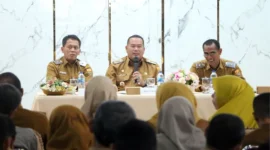 Wali Kota Pariaman Yota Balad memimpin rapat pembahasan dan penajaman program serta kegiatan perangkat daerah tahun 2026 di Pandopo Rumah Dinas Wali Kota Pariaman, Senin (16/9/2025). (Foto: Kominfo Pariaman)