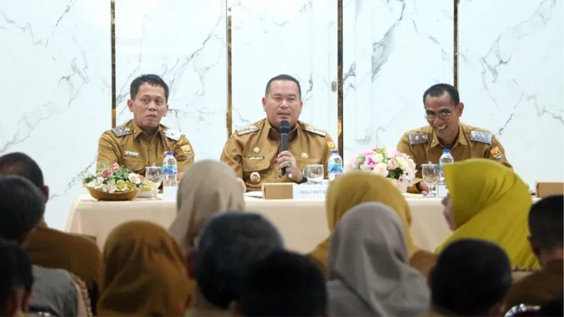 Wali Kota Pariaman Yota Balad memimpin rapat pembahasan dan penajaman program serta kegiatan perangkat daerah tahun 2026 di Pandopo Rumah Dinas Wali Kota Pariaman, Senin (16/9/2025). (Foto: Kominfo Pariaman)