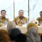 Wali Kota Pariaman Yota Balad memimpin rapat pembahasan dan penajaman program serta kegiatan perangkat daerah tahun 2026 di Pandopo Rumah Dinas Wali Kota Pariaman, Senin (16/9/2025). (Foto: Kominfo Pariaman)