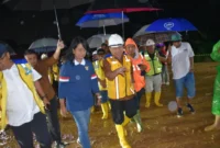 Wakil Wali Kota Padang Maigus Nasir mendampingi  Wamen PU Diana Kusumastuti meninjau langsung proyek normalisasi Sungai Batang Kandis, di Kecamatan Koto Tangah, Minggu malam (28/9/2025). (Foto: Prokopim Padang)