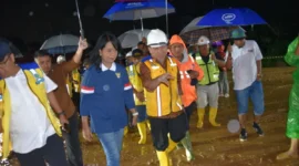 Wakil Wali Kota Padang Maigus Nasir mendampingi  Wamen PU Diana Kusumastuti meninjau langsung proyek normalisasi Sungai Batang Kandis, di Kecamatan Koto Tangah, Minggu malam (28/9/2025). (Foto: Prokopim Padang)