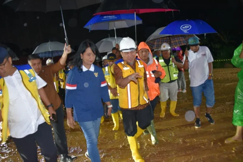 Wakil Wali Kota Padang Maigus Nasir mendampingi  Wamen PU Diana Kusumastuti meninjau langsung proyek normalisasi Sungai Batang Kandis, di Kecamatan Koto Tangah, Minggu malam (28/9/2025). (Foto: Prokopim Padang)