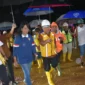 Wakil Wali Kota Padang Maigus Nasir mendampingi  Wamen PU Diana Kusumastuti meninjau langsung proyek normalisasi Sungai Batang Kandis, di Kecamatan Koto Tangah, Minggu malam (28/9/2025). (Foto: Prokopim Padang)