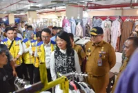 Wamen PU Diana Kusumastuti meninjau Pasar Raya Padang Fase VII, Senin (29/9/2025). (Foto: Prokopim Padang)