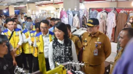 Wamen PU Diana Kusumastuti meninjau Pasar Raya Padang Fase VII, Senin (29/9/2025). (Foto: Prokopim Padang)