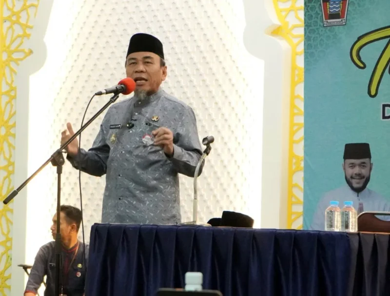 Wakil Wali Kota Padang Maigus Nasir saat Tabligh Akbar dan Wirid Bulanan ASN di Masjid Agung Nurul Iman, Jumat (1/8/2025), sekaligus membuka rangkaian HJK Padang ke-356. (Foto: FB Diskominfo Padang)