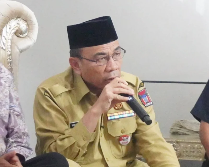 Wakil Wali Kota Padang, Maigus Nasir memimpin rapat lanjutan Smart Surau di rumah dinasnya, Senin (15/9/2025). (Foto: FB Diskominfo Padang)