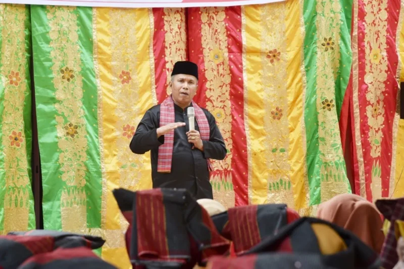 Wakil Wali Kota Pariaman, Mulyadi saat memberikan sambutan pada Pengukuhan Bundo Kanduang Kelurahan Pasir Periode 2025–2029, Sabtu (20/9/2025). (Foto: Kominfo Pariaman)