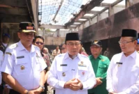 Wakil Wali Kota Padang, Maigus Nasir menyerahkan bantuan untuk Pasar Kota Payakumbuh, Rabu (3/9/2025). (Foto: Prokopim Padang) 