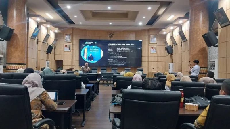 Diskominfo Padang menggelar workshop kewaspadaan serta penanganan insiden siber phishing bagi guru TIK SMP se-Kota Padang, Rabu (3/9/2025). (Foto: FB Diskominfo Padang)