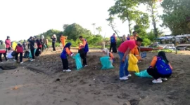 Pemko Padang memperingati World Cleanup Day 2025 dengan menggelar aksi bersih-bersih di Pantai Padang, Sabtu (20/9/2025). 