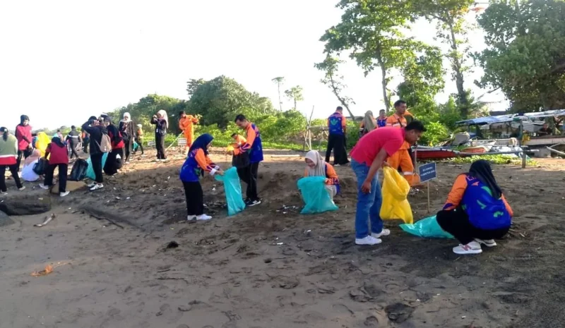 Pemko Padang memperingati World Cleanup Day 2025 dengan menggelar aksi bersih-bersih di Pantai Padang, Sabtu (20/9/2025). 