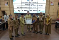 Wali Kota Padang Fadly Amran memberikan penghargaan kepada Kepala Bapenda Padang Yosefriawan yang akan purna tugas 1 Oktober 2025, Senin (22/9/2025). (Foto: FB Diskominfo Padang)