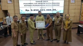 Wali Kota Padang Fadly Amran memberikan penghargaan kepada Kepala Bapenda Padang Yosefriawan yang akan purna tugas 1 Oktober 2025, Senin (22/9/2025). (Foto: FB Diskominfo Padang)