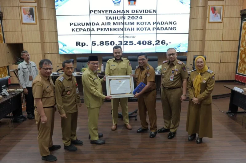 Wali Kota Padang Fadly Amran memberikan penghargaan kepada Kepala Bapenda Padang Yosefriawan yang akan purna tugas 1 Oktober 2025, Senin (22/9/2025). (Foto: FB Diskominfo Padang)
