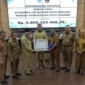 Wali Kota Padang Fadly Amran memberikan penghargaan kepada Kepala Bapenda Padang Yosefriawan yang akan purna tugas 1 Oktober 2025, Senin (22/9/2025). (Foto: FB Diskominfo Padang)