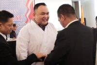 Penyematan sabuk hitam kehormatan tingkat DAN IV kepada ketua terpilih Lemkari Pengprov Sumbar, Nanda Satria. (Foto: Dok. AG)
