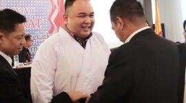 Penyematan sabuk hitam kehormatan tingkat DAN IV kepada ketua terpilih Lemkari Pengprov Sumbar, Nanda Satria. (Foto: Dok. AG)