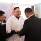 Penyematan sabuk hitam kehormatan tingkat DAN IV kepada ketua terpilih Lemkari Pengprov Sumbar, Nanda Satria. (Foto: Dok. AG)