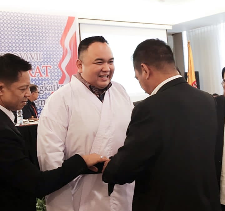 Penyematan sabuk hitam kehormatan tingkat DAN IV kepada ketua terpilih Lemkari Pengprov Sumbar, Nanda Satria. (Foto: Dok. AG)