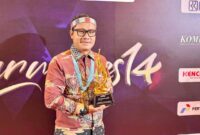Bupati Kepulauan Mentawai Rinto Wardana menerima Penghargaan Daerah Peduli Inovasi Ekonomi Kreatif dari Kompas TV. (Foto: Prokopim Mentawai)