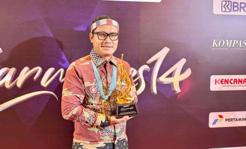 Bupati Kepulauan Mentawai Rinto Wardana menerima Penghargaan Daerah Peduli Inovasi Ekonomi Kreatif dari Kompas TV. (Foto: Prokopim Mentawai)