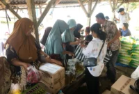Warga menyerbu GPM di Koto Sawah, Kecamatan Lembah Melintang, Sabtu (27/9). (Foto: Diskominfo Pasbar)