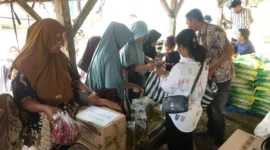Warga menyerbu GPM di Koto Sawah, Kecamatan Lembah Melintang, Sabtu (27/9). (Foto: Diskominfo Pasbar)